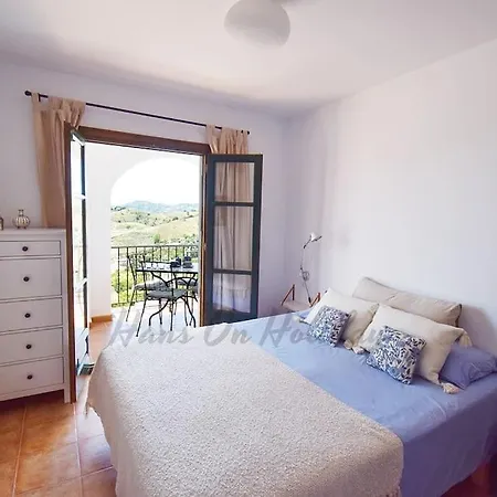 Apartment Penthouse 5 Arcos, Frigiliana, 2 Bedroom, Pool, Large Roof Terrace, Bbq And Amazing Views Hansonholiday